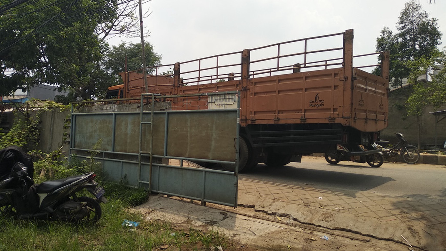 Gudang di gondrong cipondoh Pinggir Jalan Raya, Luas -/+ 800 M, Harga 7,7 M nego Tipis