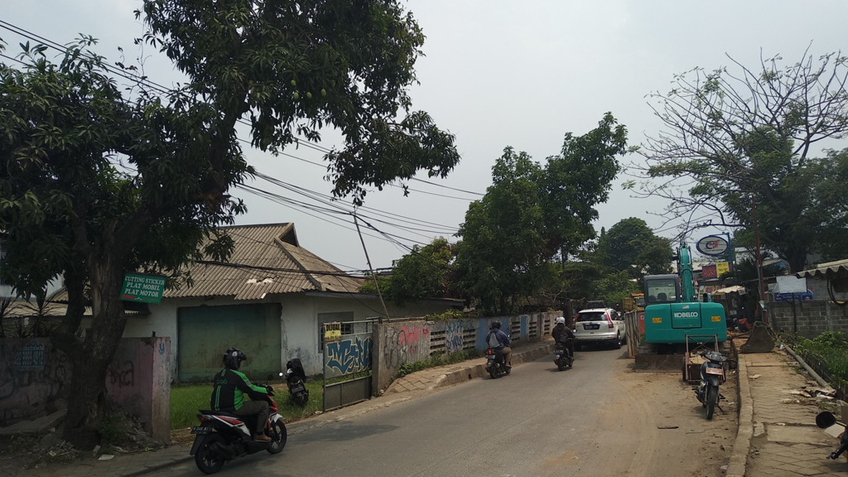 Gudang di gondrong cipondoh Pinggir Jalan Raya, Luas -/+ 800 M, Harga 7,7 M nego Tipis