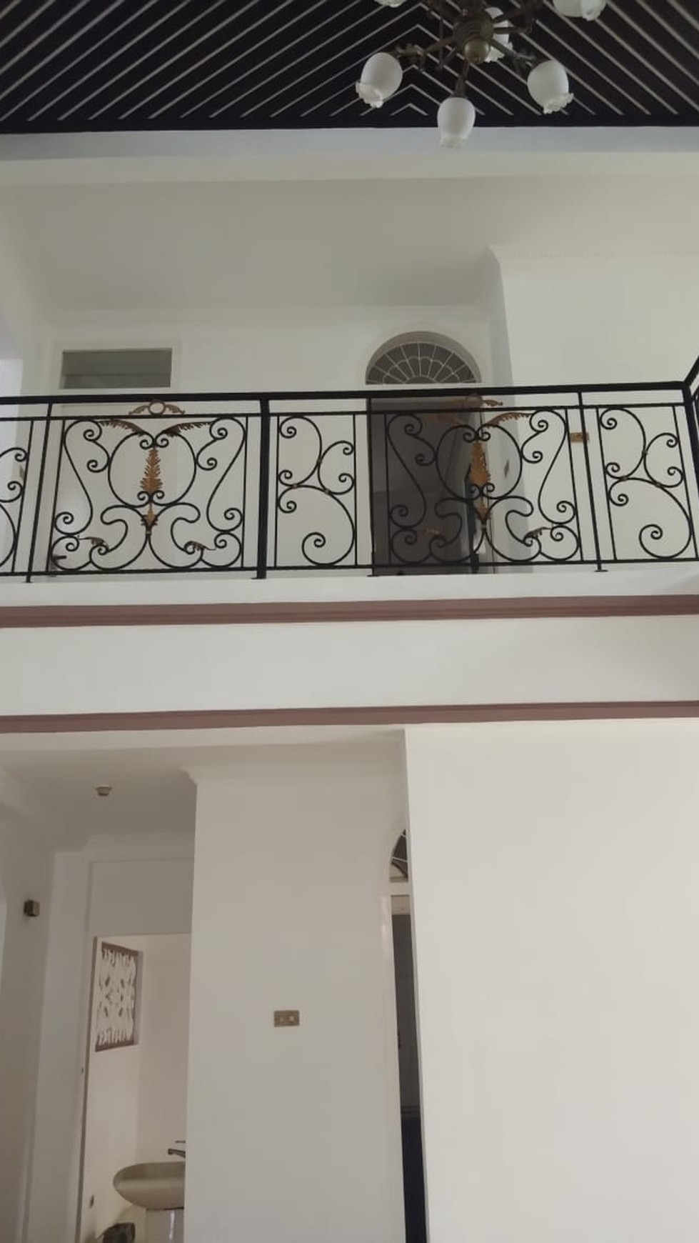 Rumah Siap Huni Bergaya Semi Klasik di Cinere