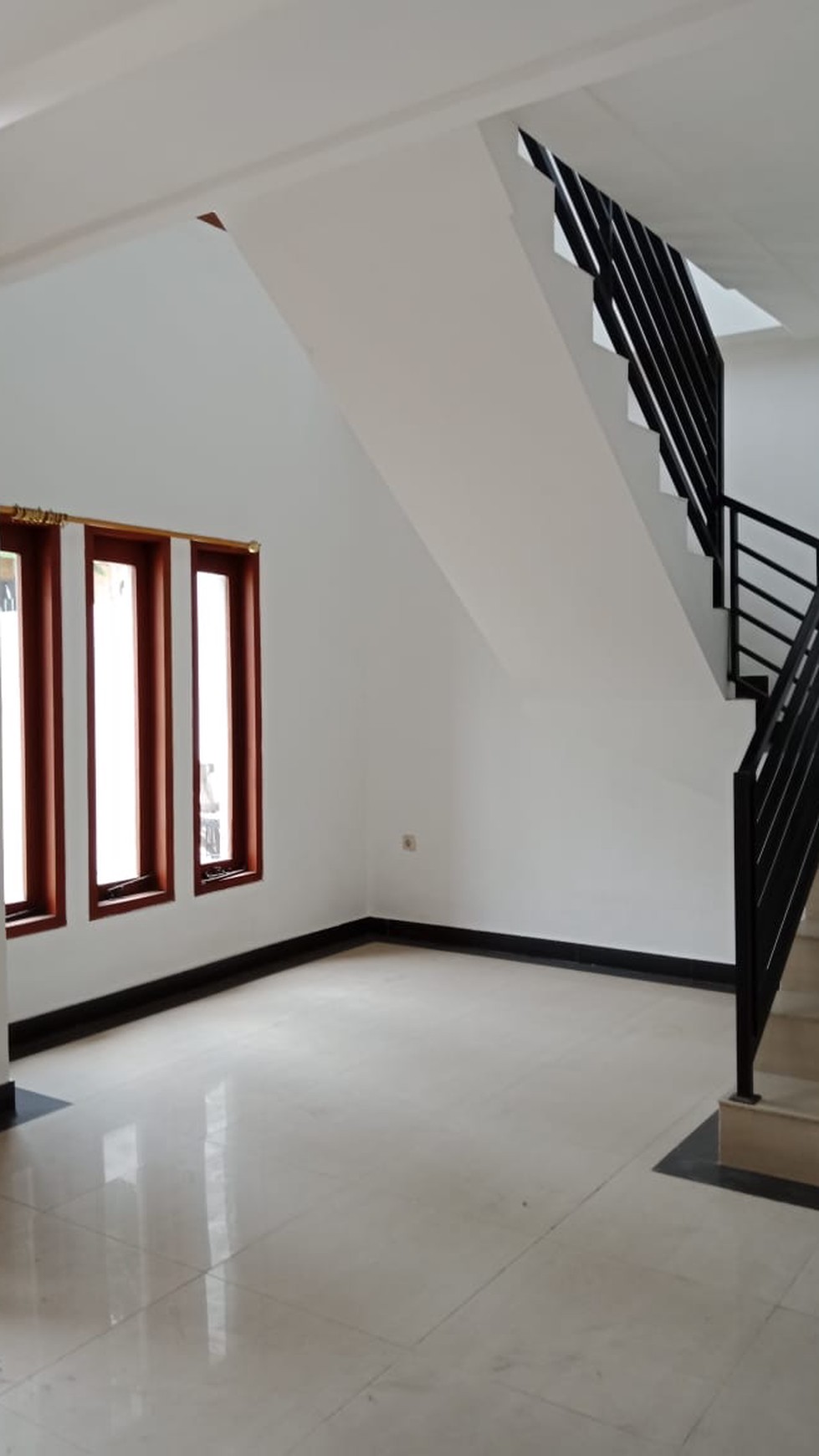 Rumah 2-1/2 Lantai di Kelapa Hibrida, Luas 6x15m2