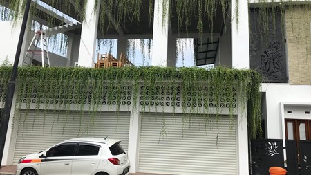 RUMAH DENGAN BANGUNAN MEWAH DALAM PERUMAHAN DI JL DAMAI.
