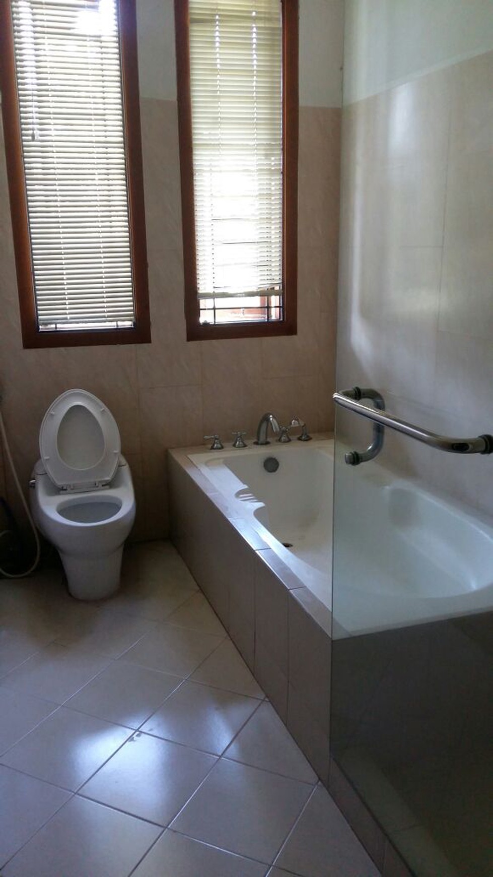 Rumah Cantik,  Siap Huni, Depan Taman Boulevard , dalam cluster di Bintaro sektor 7