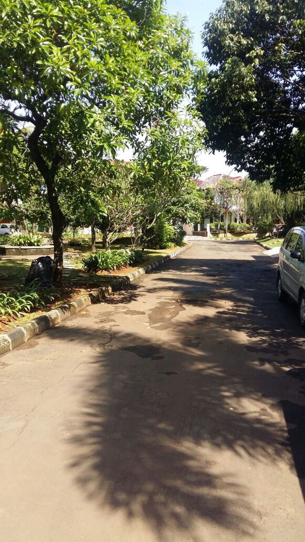 Rumah Cantik,  Siap Huni, Depan Taman Boulevard , dalam cluster di Bintaro sektor 7