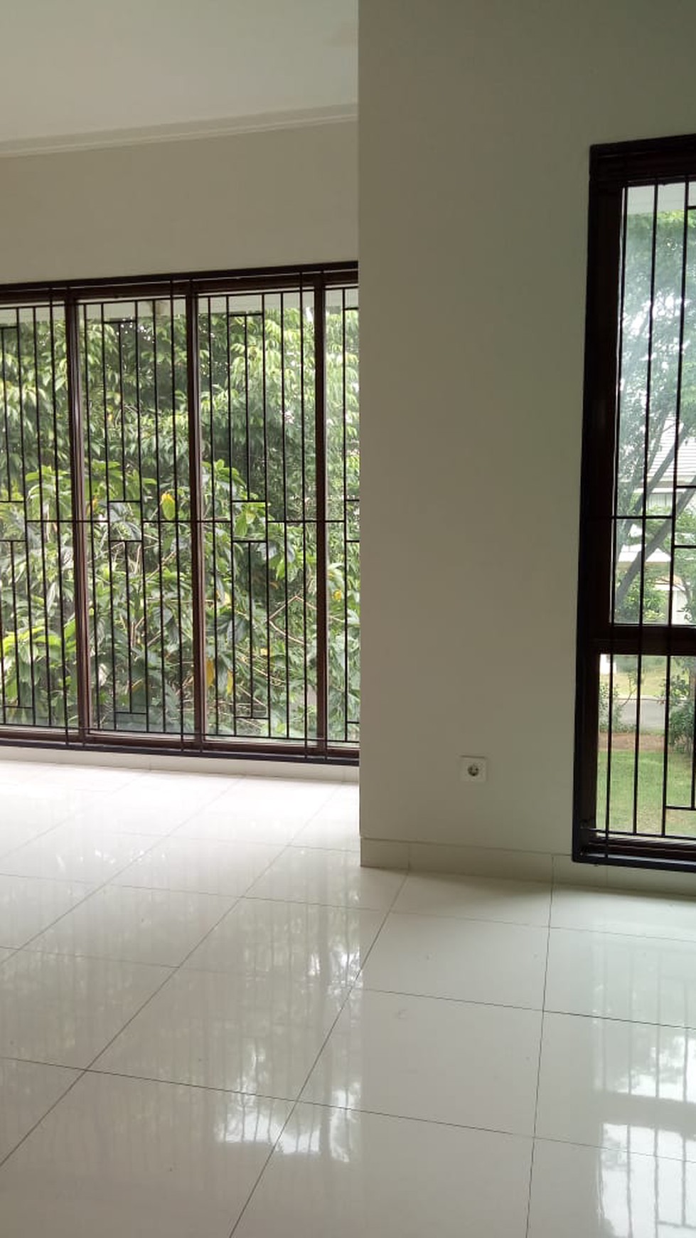 Rumah Asri, depan taman, di cluster exclusif, Siap Huni,  di Bintaro 9