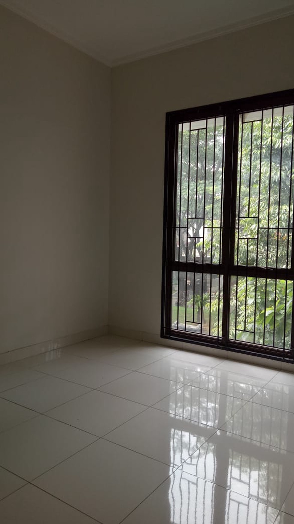 Rumah Asri, depan taman, di cluster exclusif, Siap Huni,  di Bintaro 9