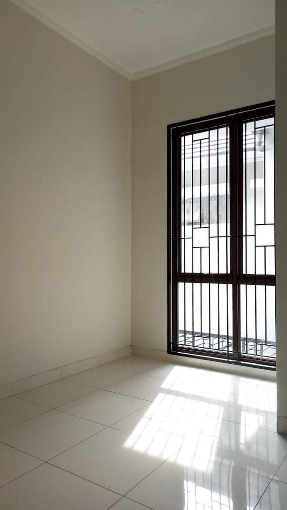 Rumah Asri, depan taman, di cluster exclusif, Siap Huni,  di Bintaro 9