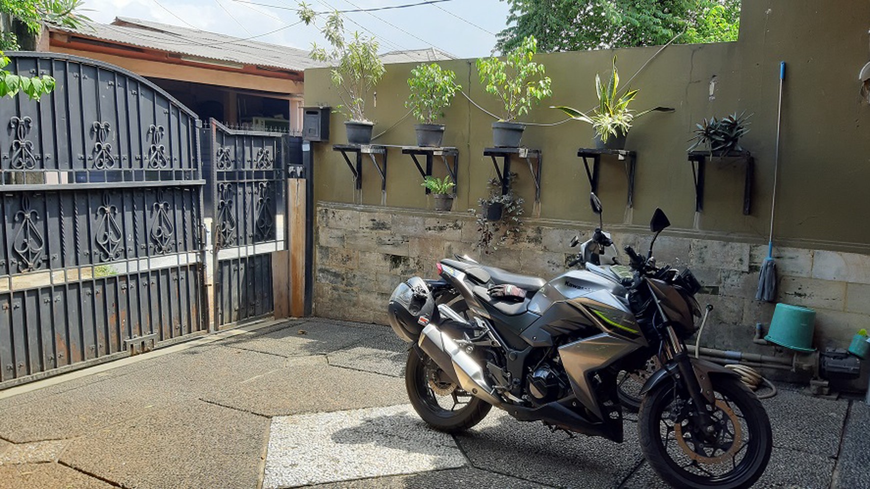 Rumah di Pejaten Barat, Pasar Minggu, Jakarta Selatan, Lokasi Strategis, Hadap Utara, SHM