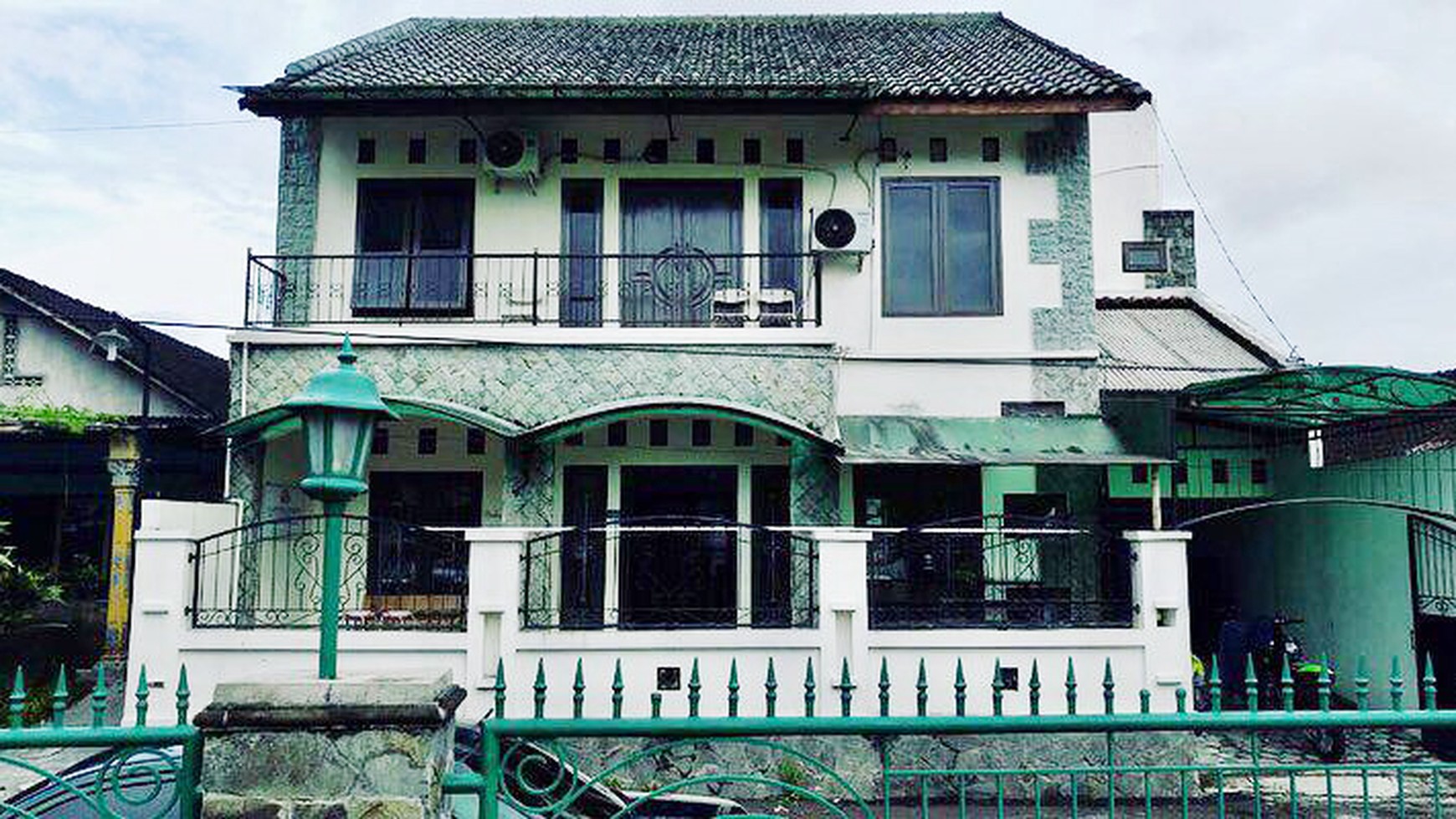 RUMAH LUAS, COCOK UNTUK TEMPAT TINGGAL/KANTOR, KADIREJO, SLEMAN.