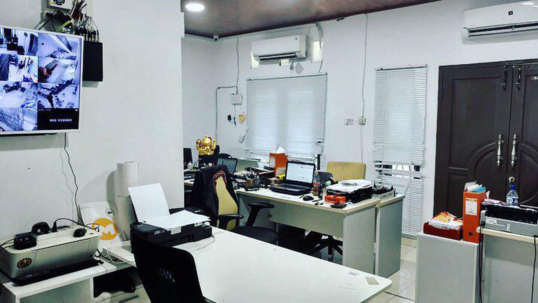 RUMAH LUAS, COCOK UNTUK TEMPAT TINGGAL/KANTOR, KADIREJO, SLEMAN.