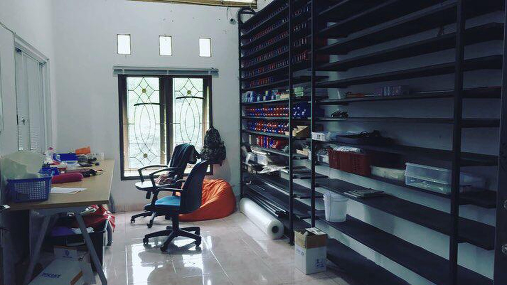RUMAH LUAS, COCOK UNTUK TEMPAT TINGGAL/KANTOR, KADIREJO, SLEMAN.