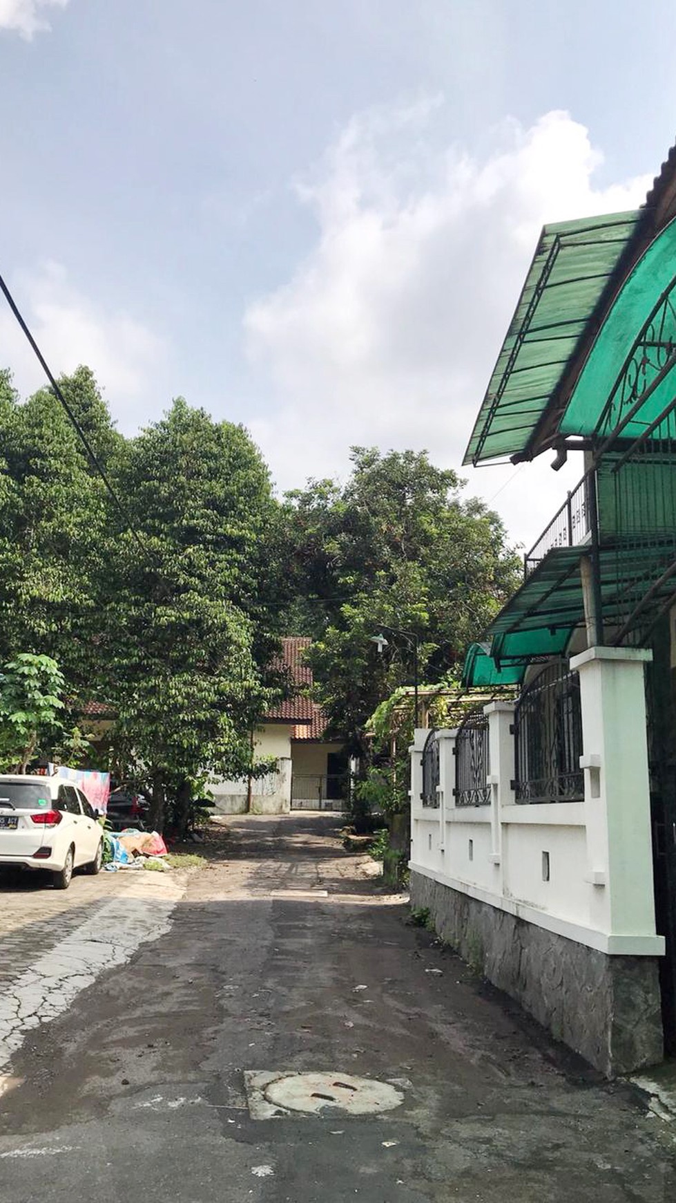 RUMAH LUAS, COCOK UNTUK TEMPAT TINGGAL/KANTOR, KADIREJO, SLEMAN.