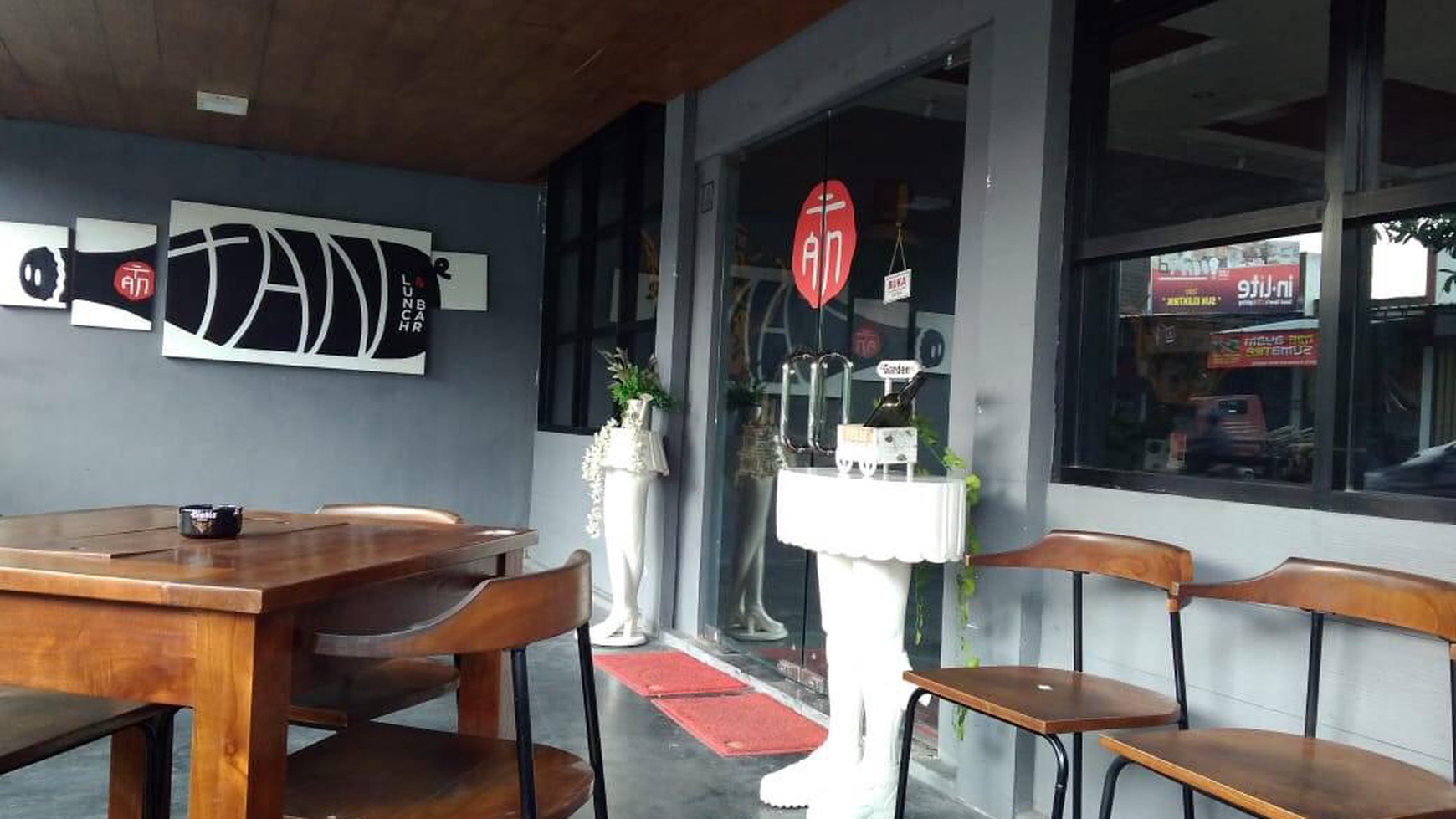 TEMPAT USAHA, DILOKASI STRAETGIS, JL RAJAWALI RAYA, CONDONGCATUR.