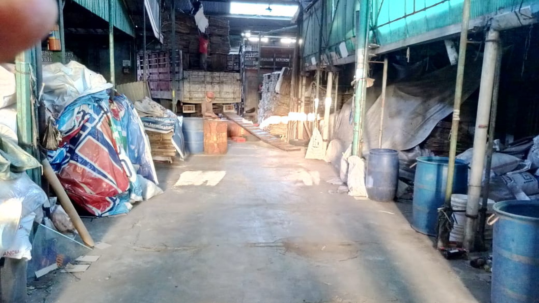 GUDANG, DENGAN TANAH YANG CUKUP LUAS, LOKASI JL WATES KM 3