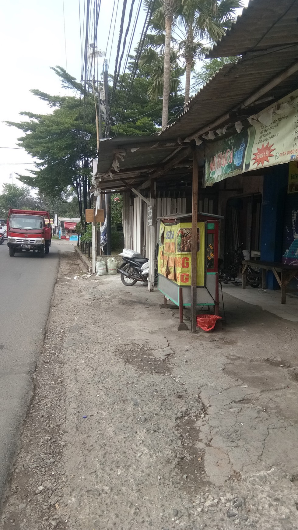 TANAH KOMERSIL TERDAPAT RUMAH KONTRAKAN DAN LAPANGAN FUTSAL MURAH PINGGIR JALAN RAYA#IK