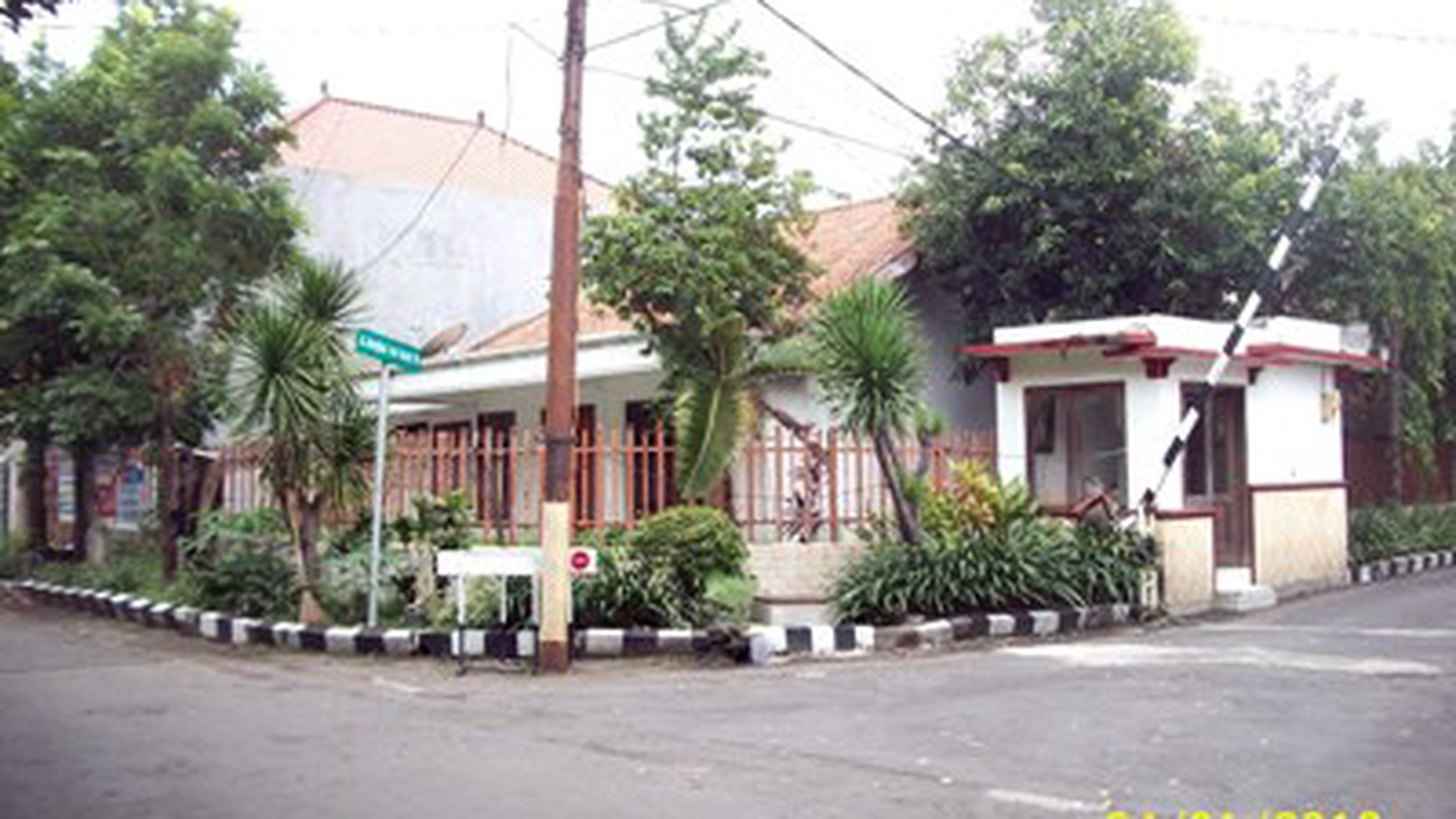 Jual Rumah 1 Lantai, Bagus + Terawat, Row Jalan depan Lebar + Paving, Hoek, Siap Huni