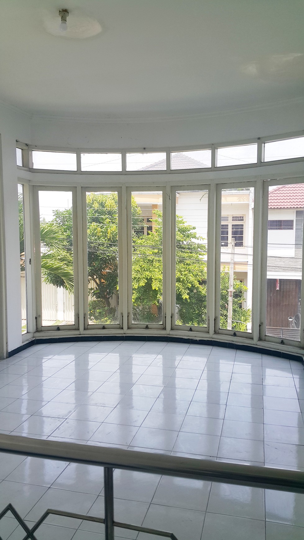 RUMAH MEWAH, COCOK UNTUK KELUARGA BESAR, DALAM PERUM, GODEAN