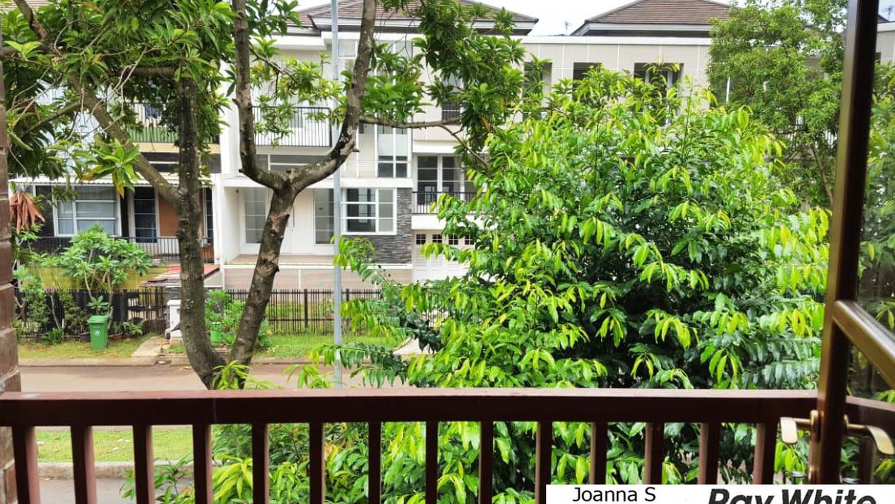 Dijual Rumah Antik Siap Huni di Water Garden, Grand Wisata, Bekasi