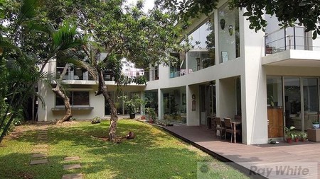 Rumah lux dengan modern konsep dan desain tropikal di Cilandak dekat kawasan bisnis Jakarta Selatan