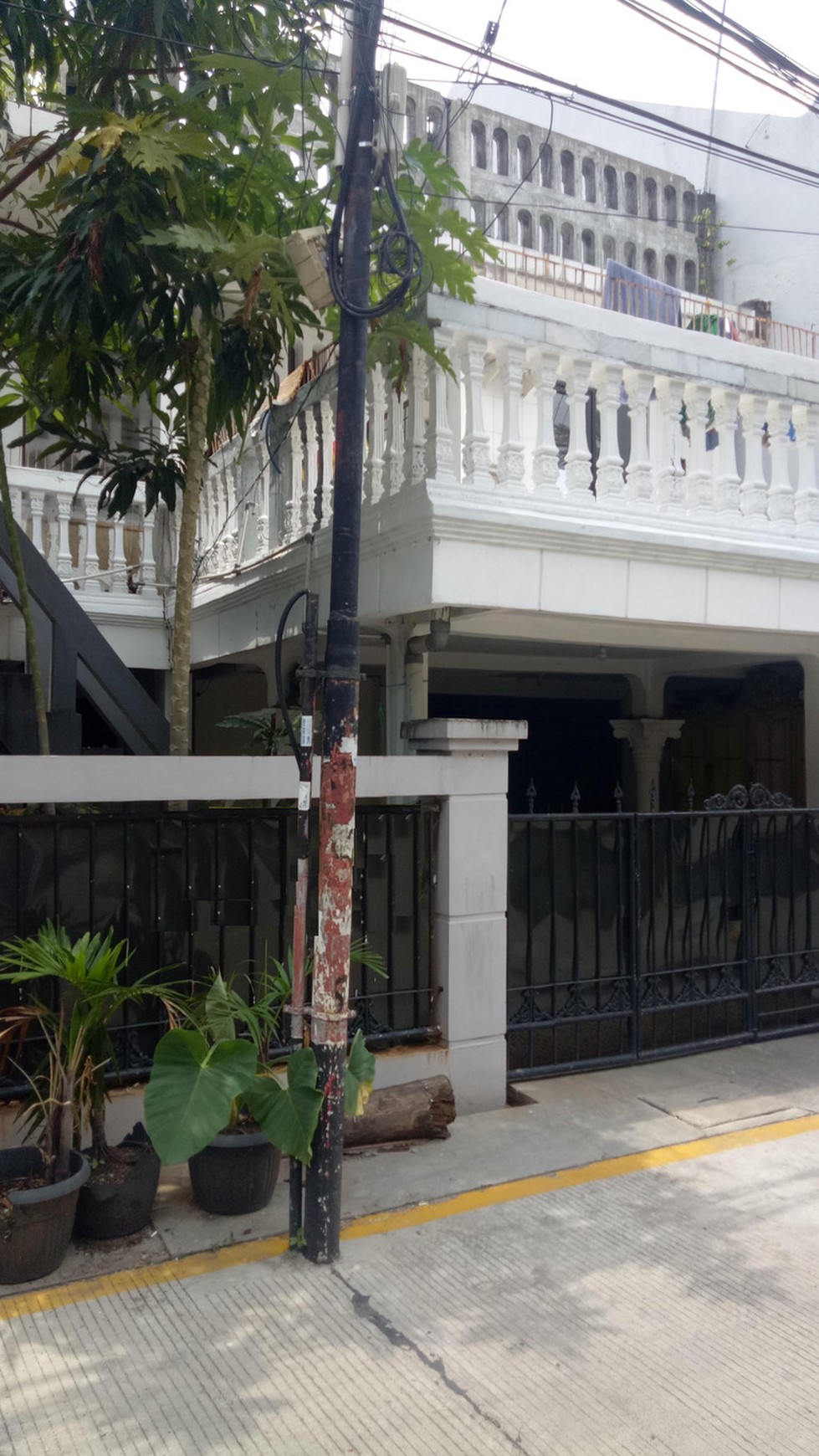 Rumah 2 Lantai perlu Renovasi, Harga nego di Kelapa gading