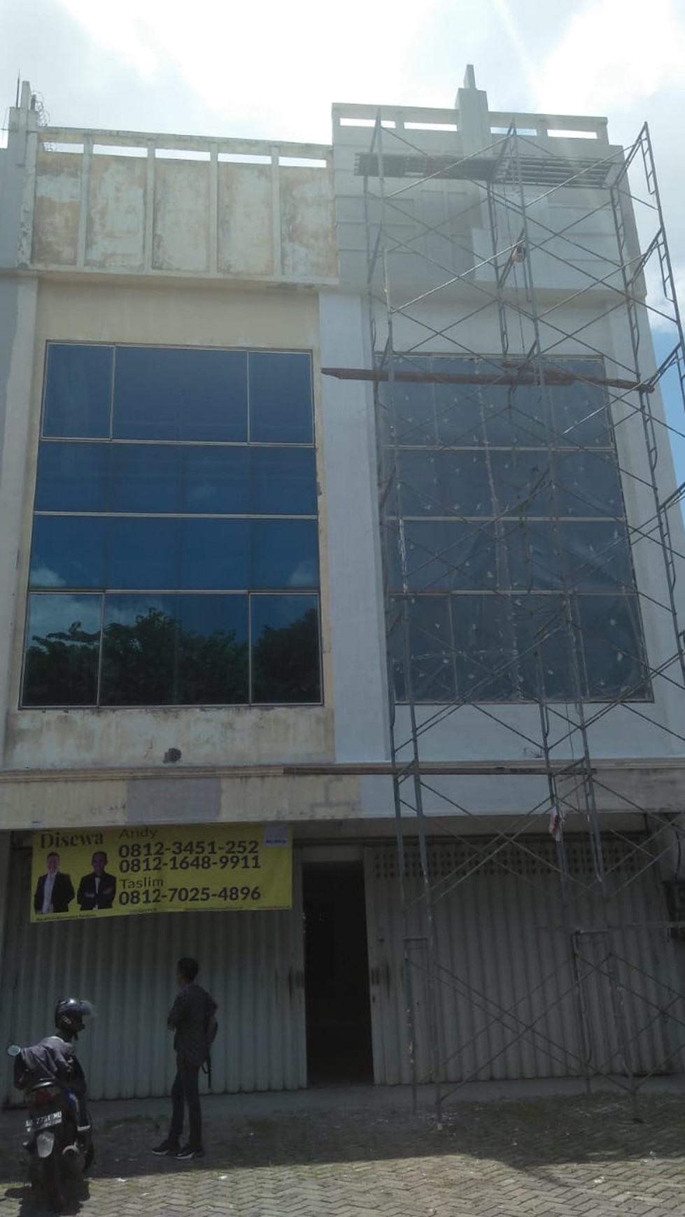 Satelit Town Square hadap jalan raya