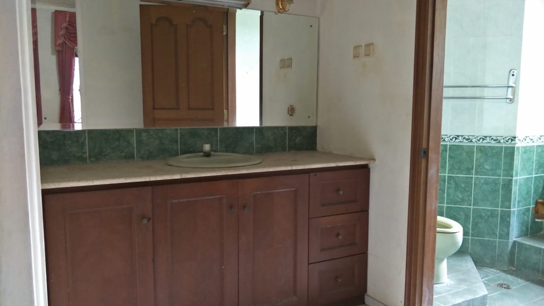Rumah Perlu Sedikit Renovasi Lokasi Strategis, dan Hunian Nyaman @Jakarta Selatan, Dekat Holland BAkery
