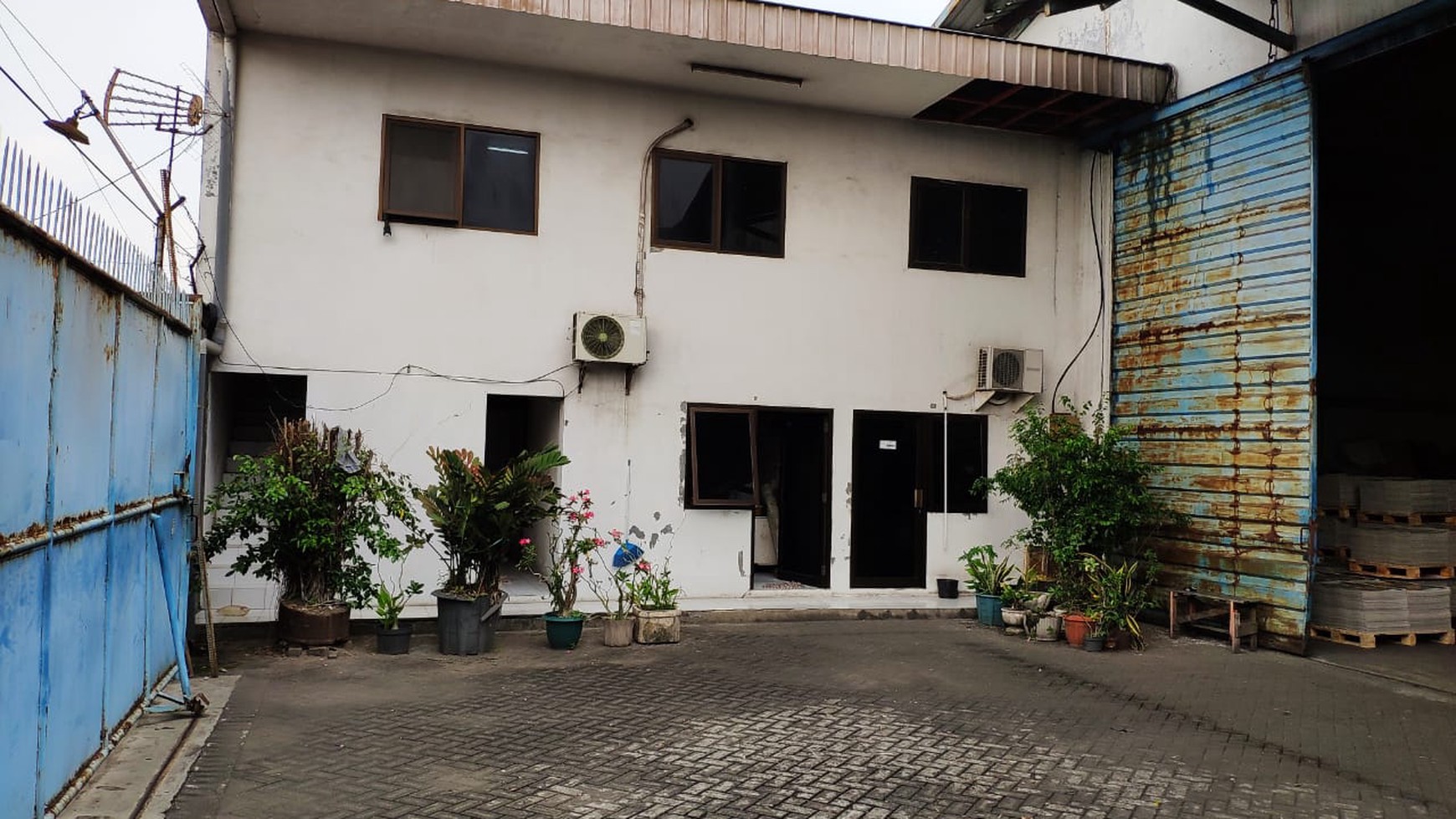 Gudang margomulyo luas 1300 m