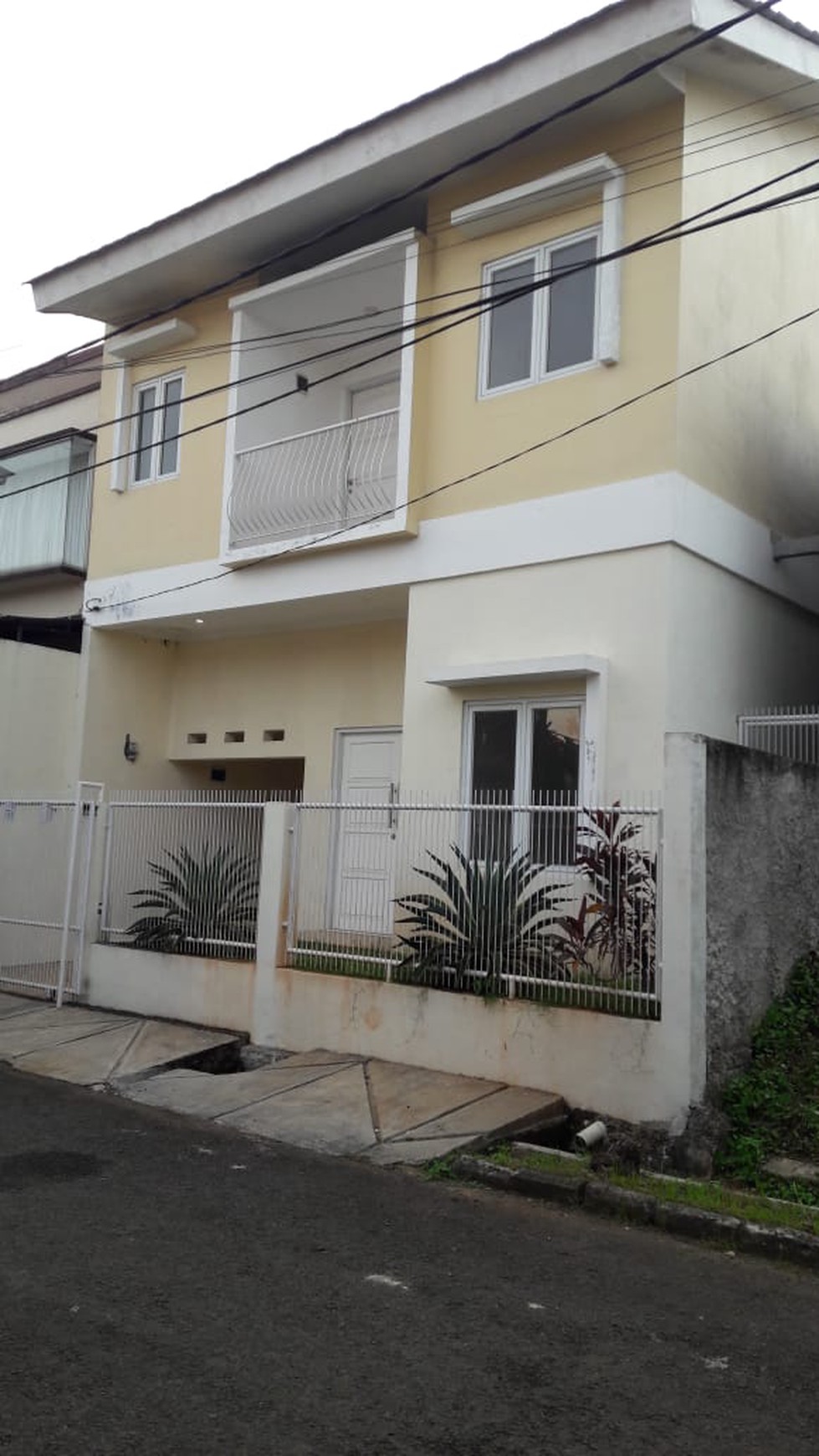 Rumah Siap Huni, Exterior Elegan, Hunian Nyaman dan Asri @Graha Raya Bintaro
