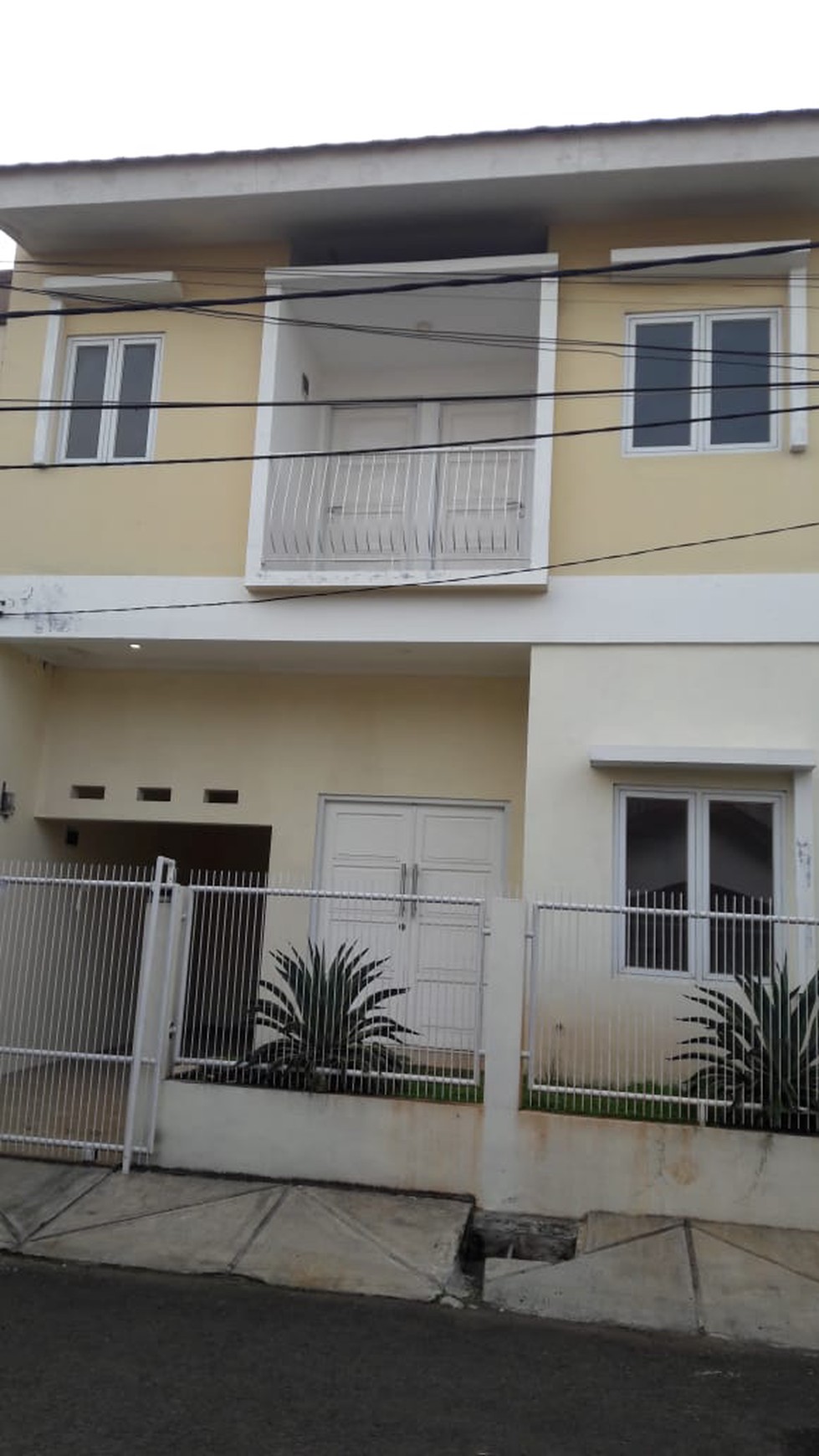 Rumah Siap Huni, Exterior Elegan, Hunian Nyaman dan Asri @Graha Raya Bintaro
