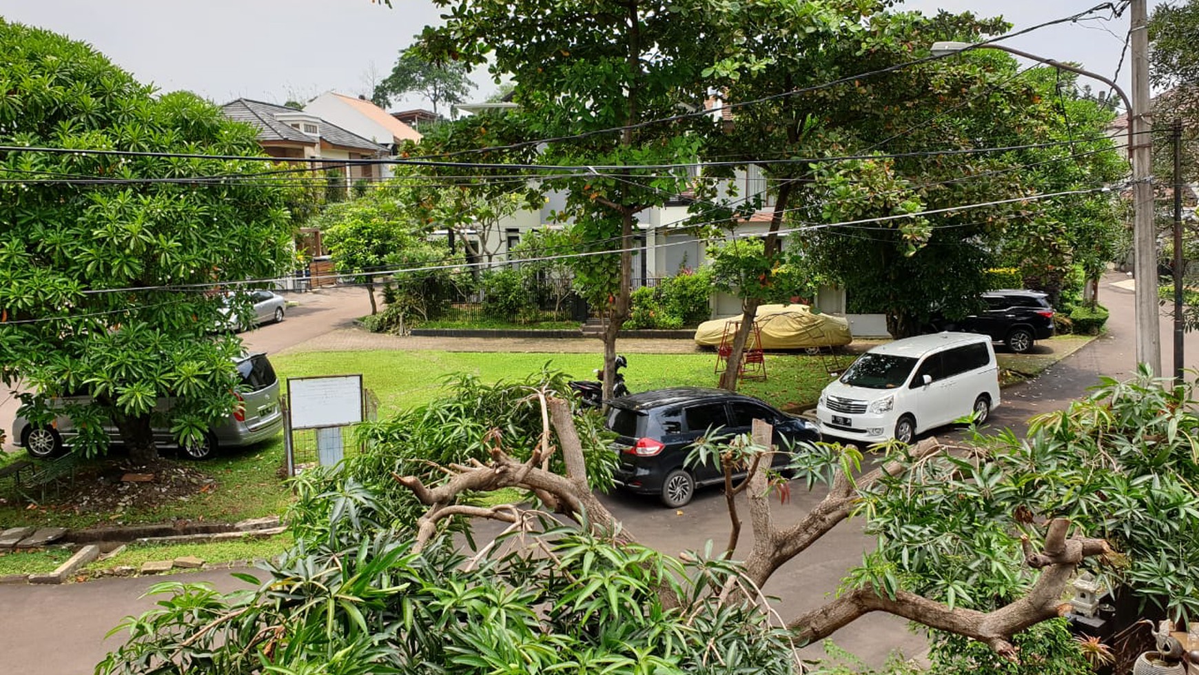 Rumah Siap Huni, Exterior Elegan, Hunian Nyaman dan Asri @Pisok, Bintaro