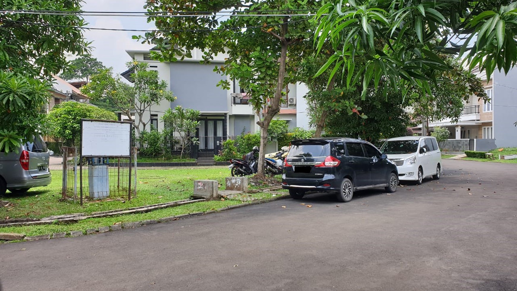 Rumah Siap Huni, Exterior Elegan, Hunian Nyaman dan Asri @Pisok, Bintaro