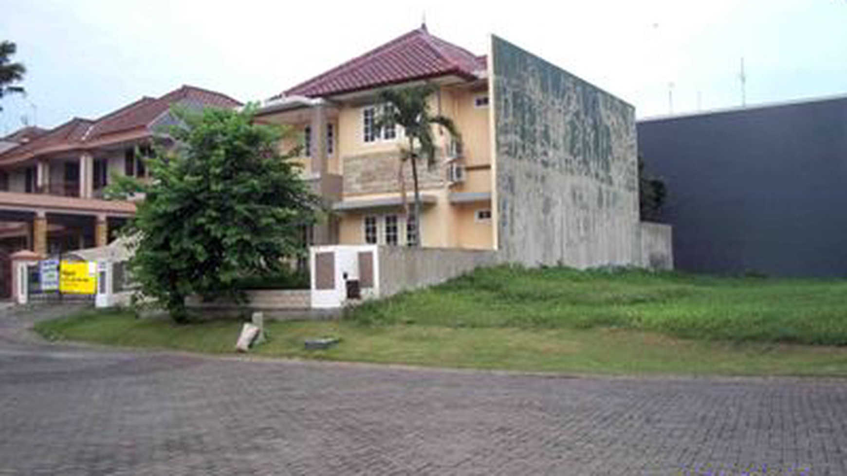 Rumah 2 Lantai + Tanah Kosong di Rivera, Bagus + Terawat, Row Jalan depan Lebar + Paving, Lingkungan Elite, Siap Huni - PP -