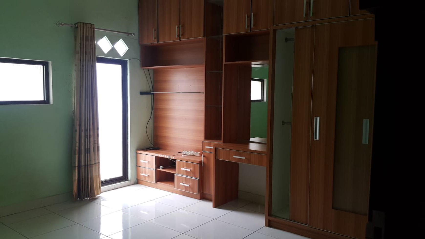 Disewakanl Rumah di JL. Madrid Selatan Palem semi - Karawaci Tangerang