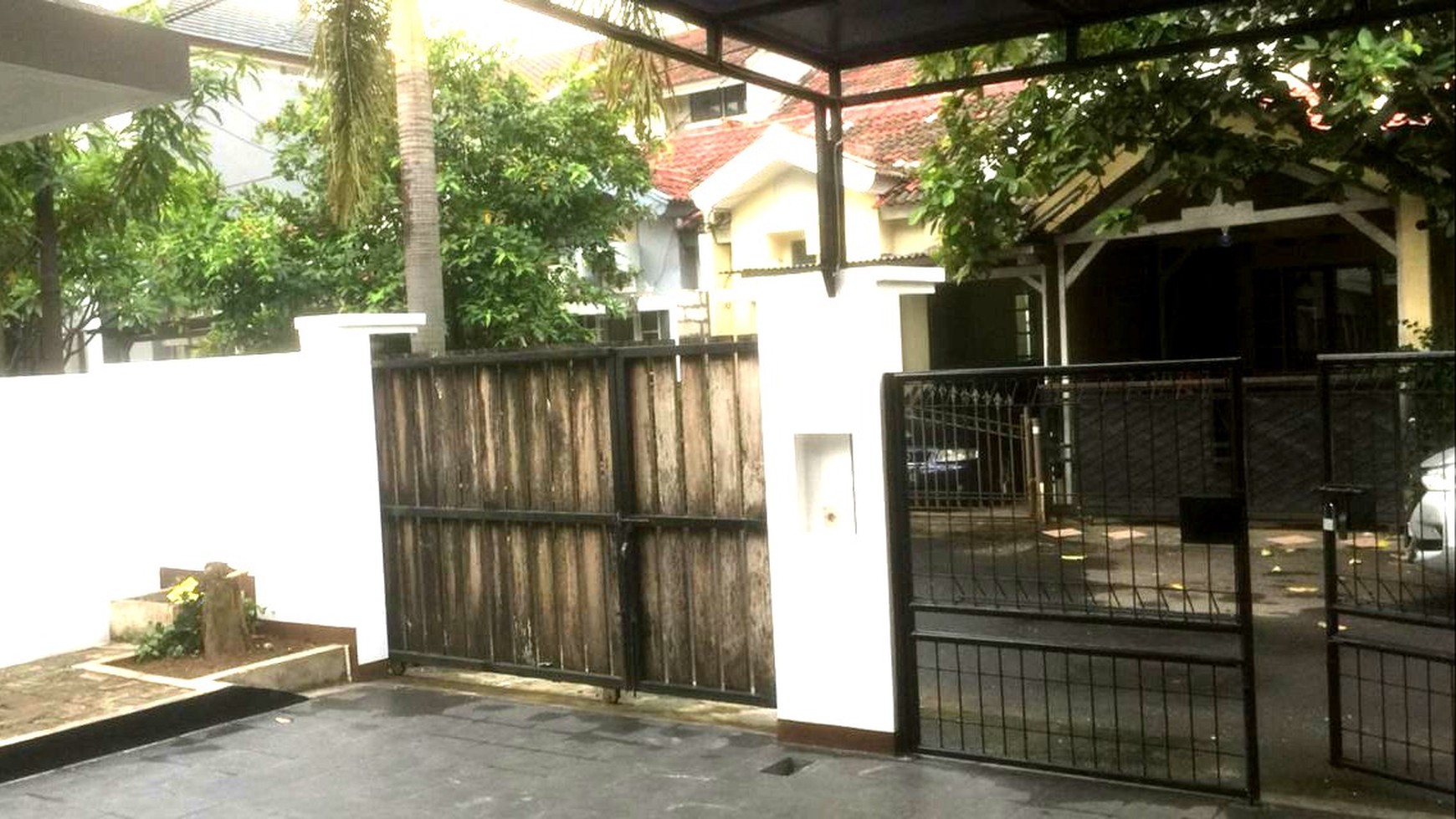 Rumah 2Lt siap Huni Lt 204m dgn Taman Gazebo dan Kolam Ikan