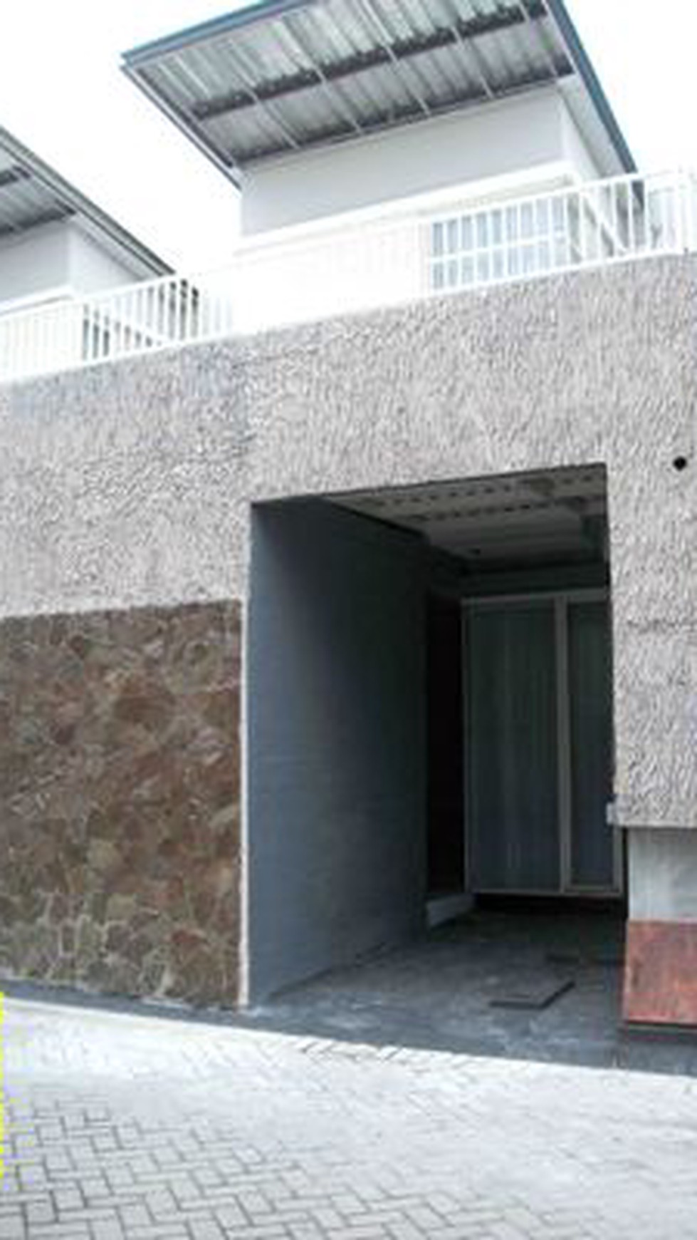 Jual Rumah 2.5 Lantai, Baru, Minimalis, Row Jalan depan Lebar + Paving, Siap Huni, Bisa untuk Rumah Tinggal/Kantor - LIA -