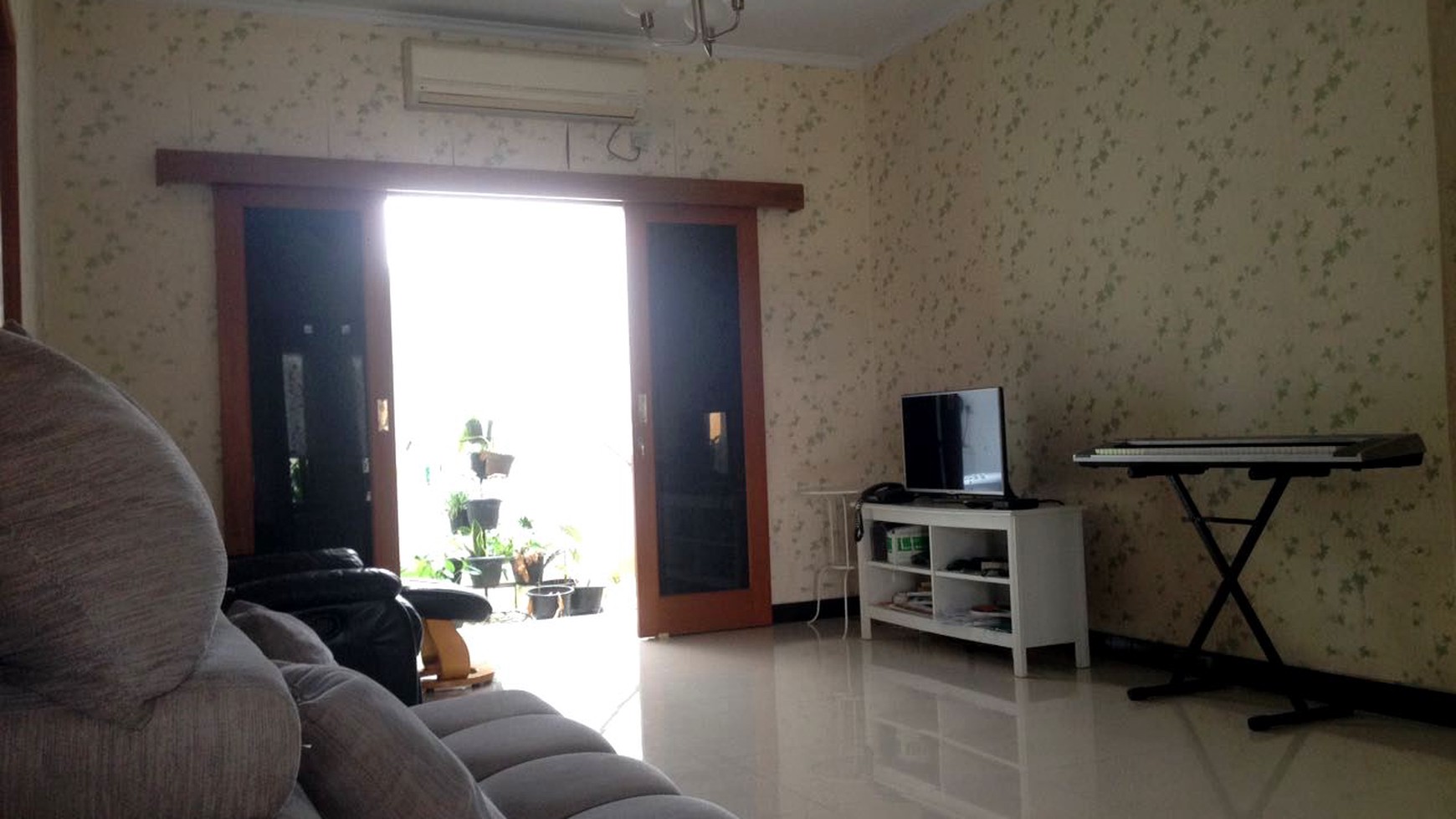 Rumah cantik siap huni di perumahan pertukangan