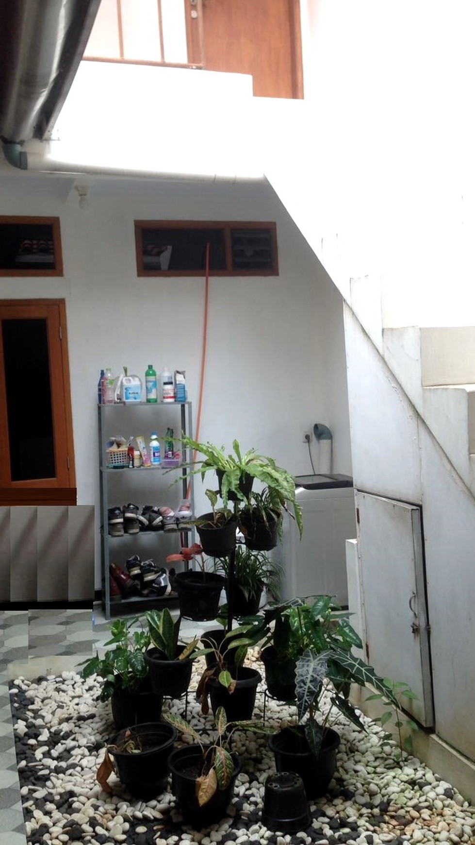 Rumah cantik siap huni di perumahan pertukangan