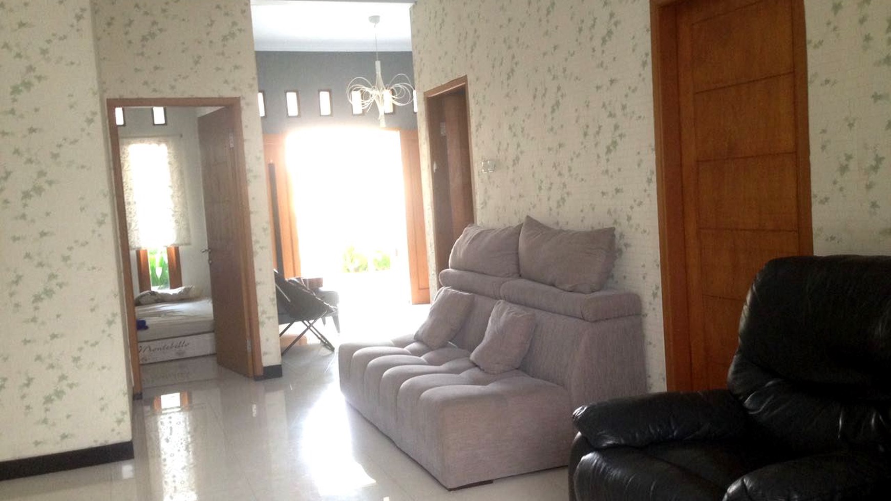 Rumah cantik siap huni di perumahan pertukangan