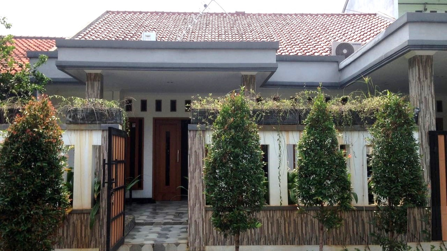 Rumah cantik siap huni di perumahan pertukangan