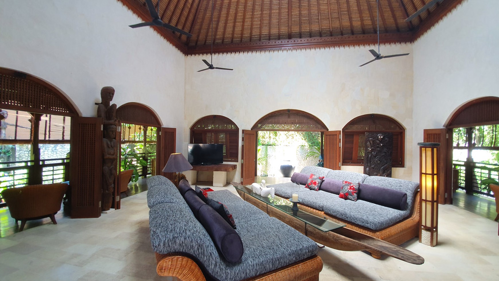 Luxury Villa In Great Location Walking Distance  to Beach .