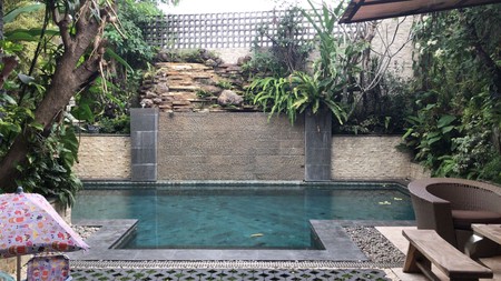 RUMAH MEWAH+FURNITURE DEKAT UGM, COCOK UNTU KELUARGA, JL PANDEGA MARTA.