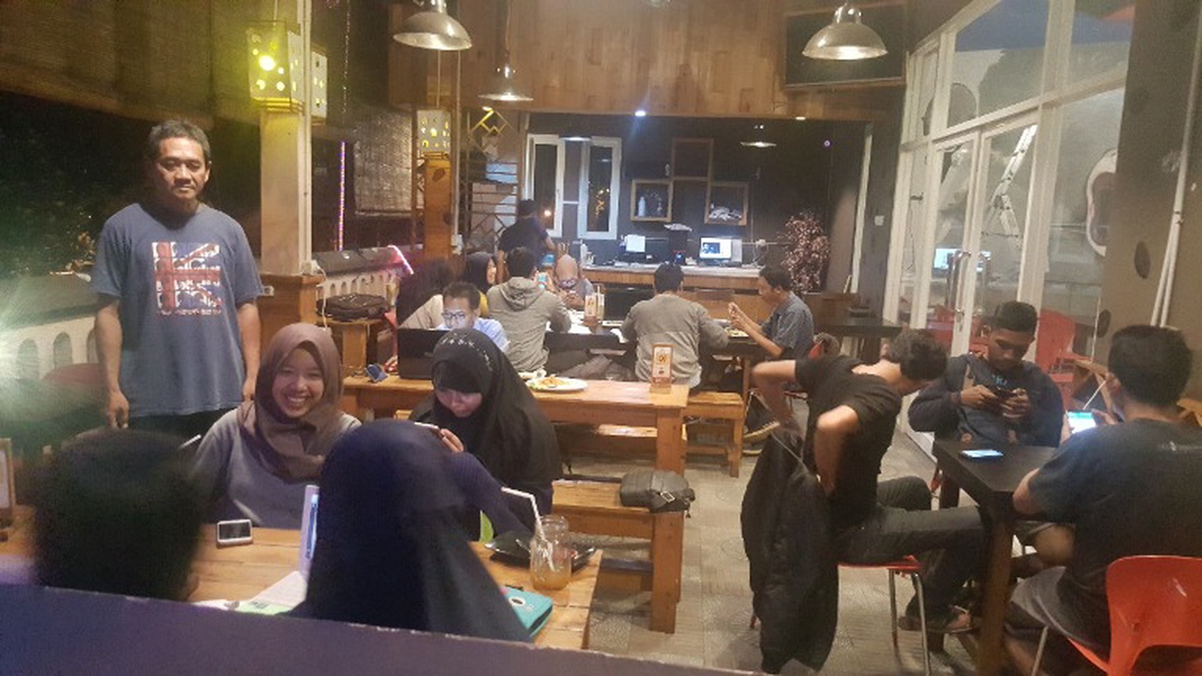 Rumah plus Usaha (Digital Printing & Cafe) di Wisma Menanggal