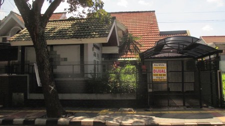 Dijual rumah lokasi strategis, Pinggir jalan dekat Cikal Sain John & Stasiun, harga terbaik, negolah