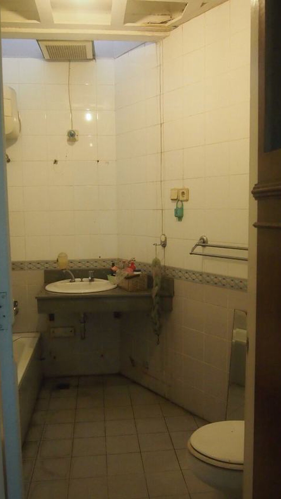 Dijual rumah lokasi strategis, Pinggir jalan dekat Cikal Sain John & Stasiun, harga terbaik, negolah