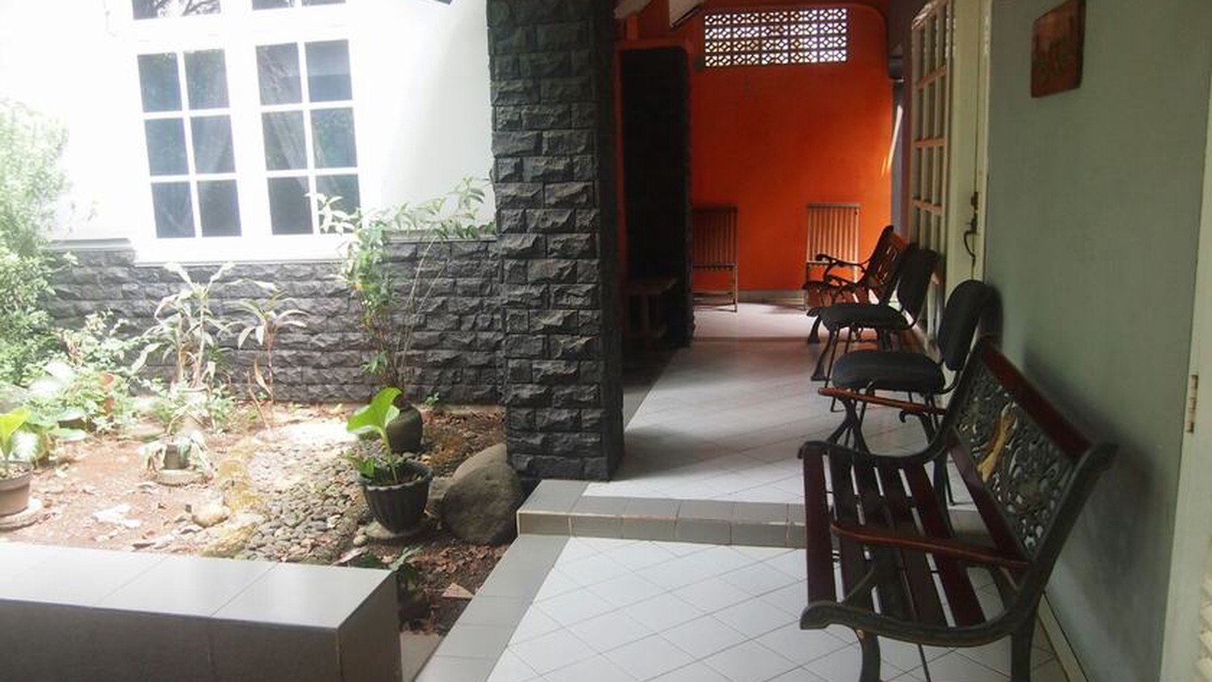 Dijual rumah lokasi strategis, Pinggir jalan dekat Cikal Sain John & Stasiun, harga terbaik, negolah