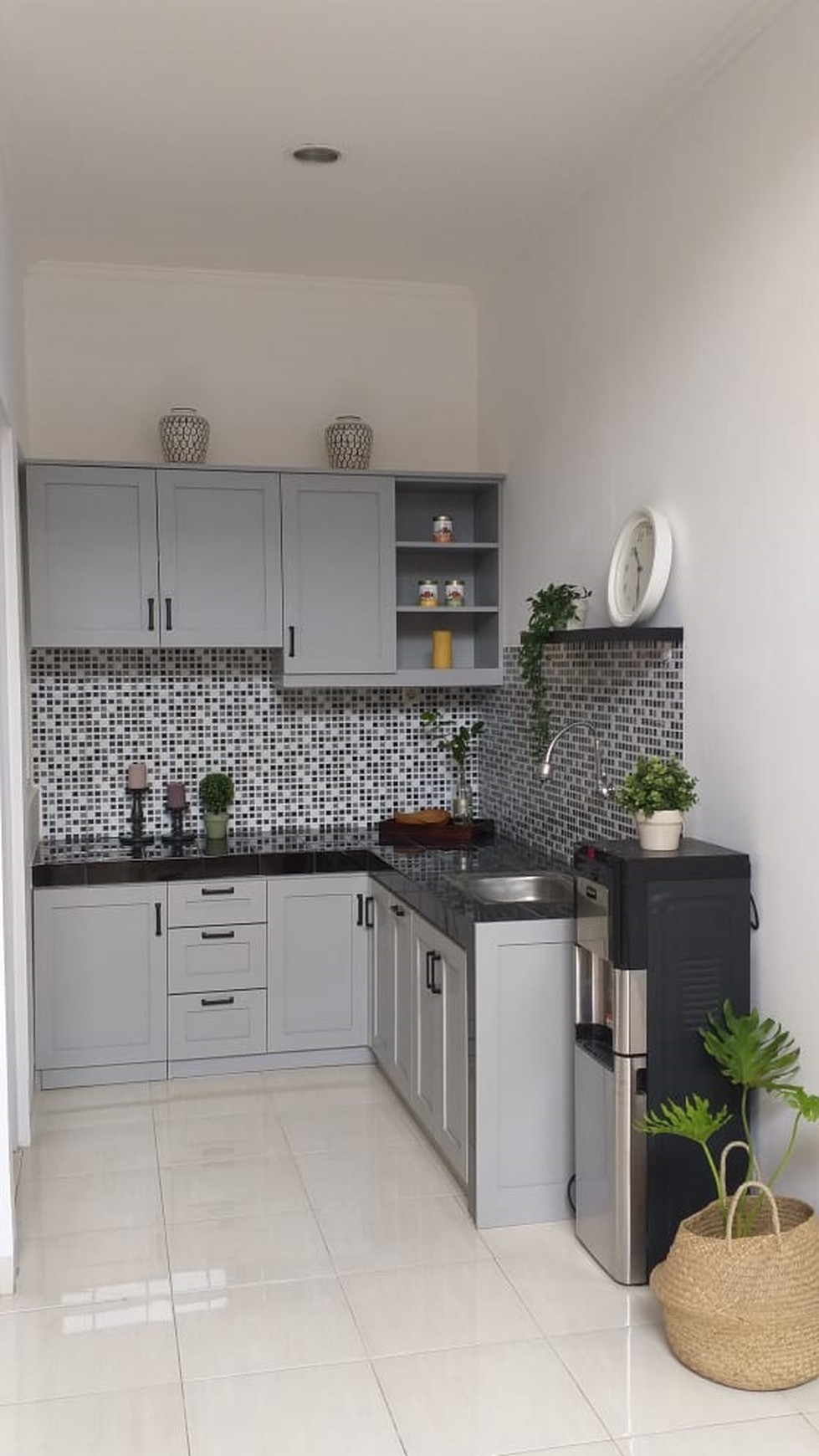 Rumah di Cinere, Depok, Dalam Cluster, 2 Kamar Tidur, Semi Furnished