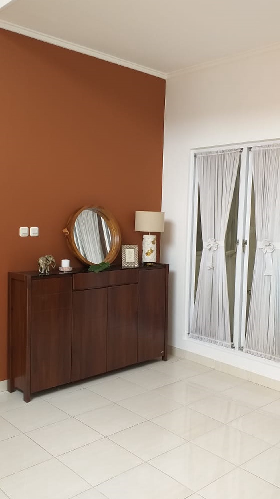 Rumah di Cinere, Depok, Dalam Cluster, 2 Kamar Tidur, Semi Furnished