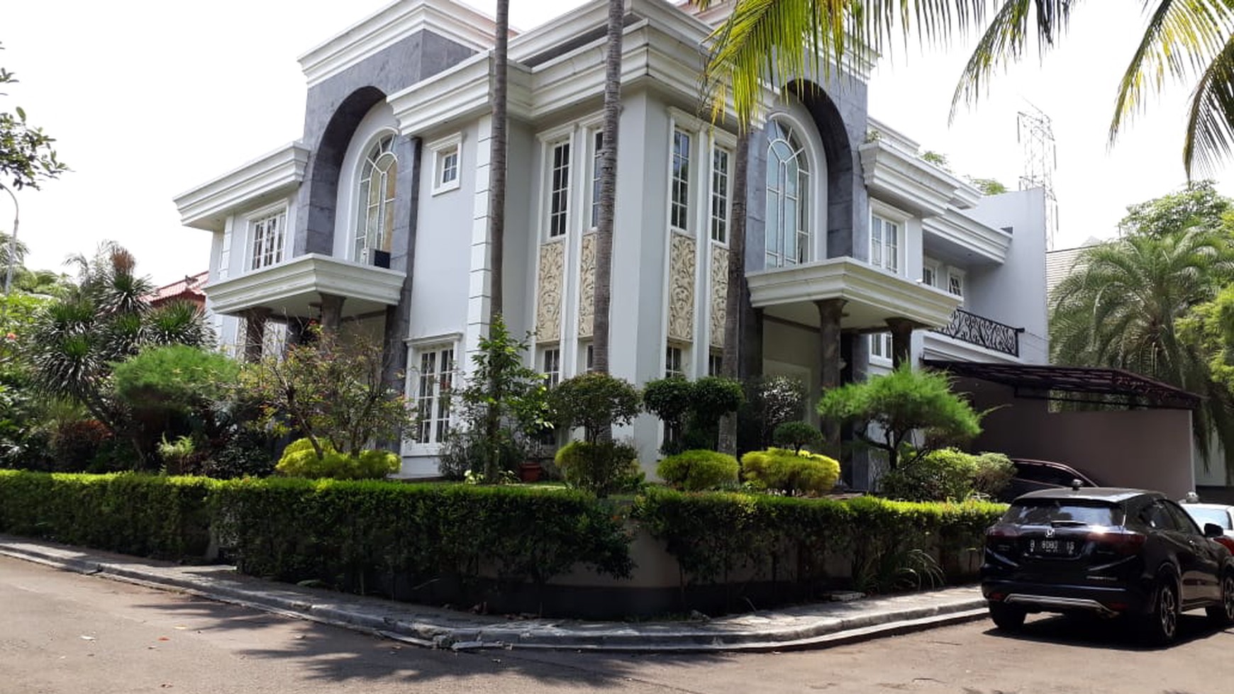Disewakan Rumah Mewah Nan Elegan, Hunian Nyaman dan Asri @Graha Taman, Bintaro
