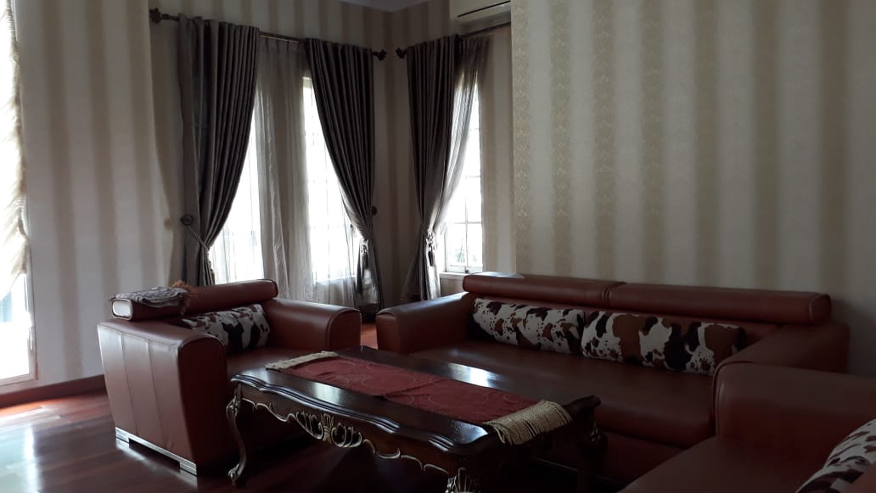 Disewakan Rumah Mewah Nan Elegan, Hunian Nyaman dan Asri @Graha Taman, Bintaro