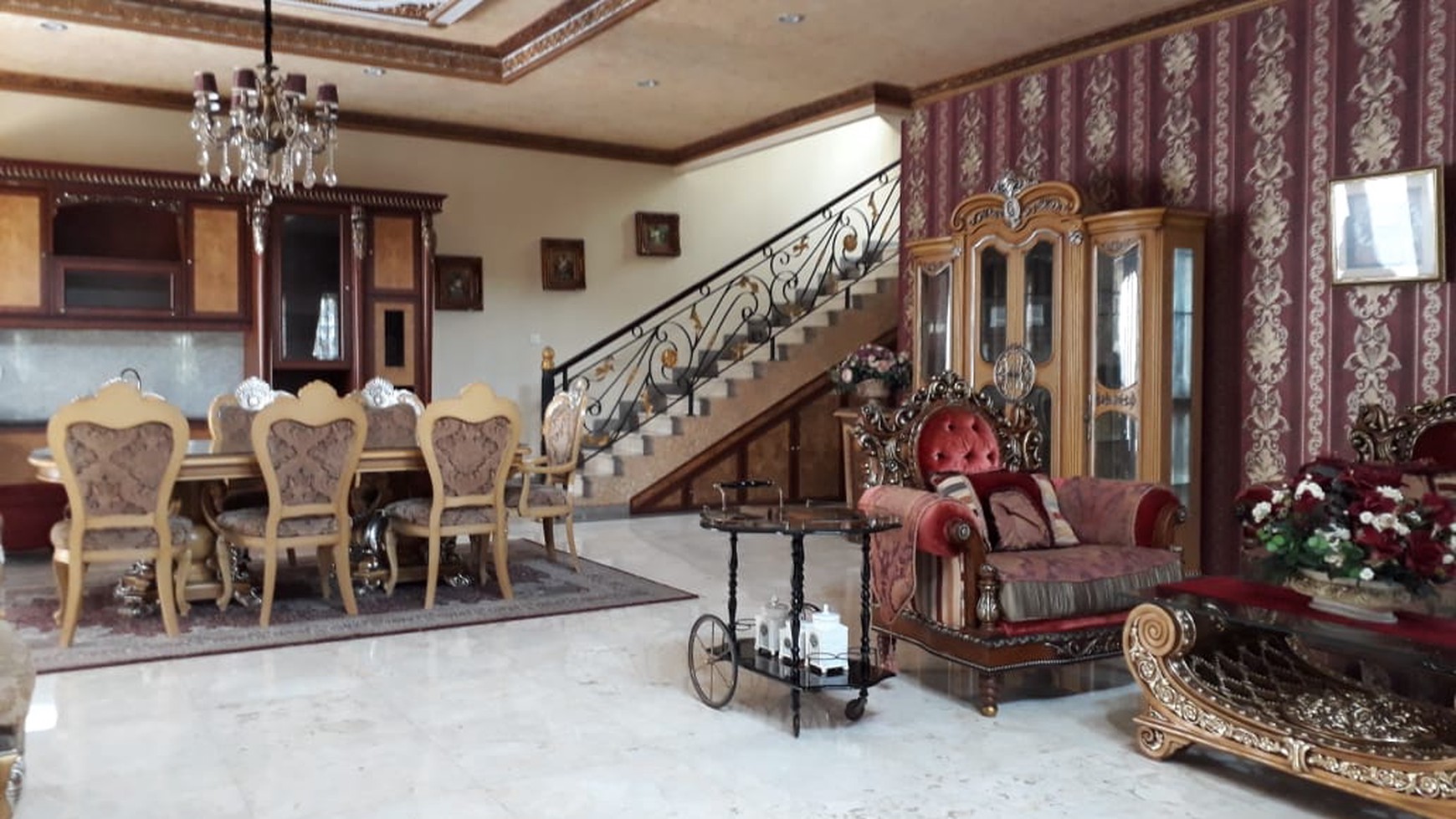 Disewakan Rumah Mewah Nan Elegan, Hunian Nyaman dan Asri @Graha Taman, Bintaro