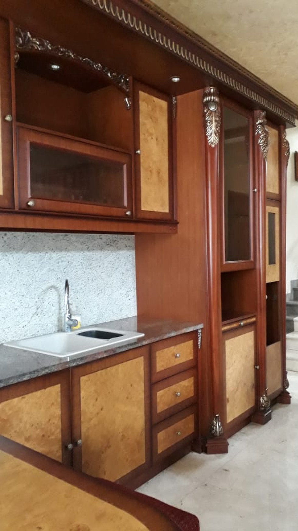 Disewakan Rumah Mewah Nan Elegan, Hunian Nyaman dan Asri @Graha Taman, Bintaro